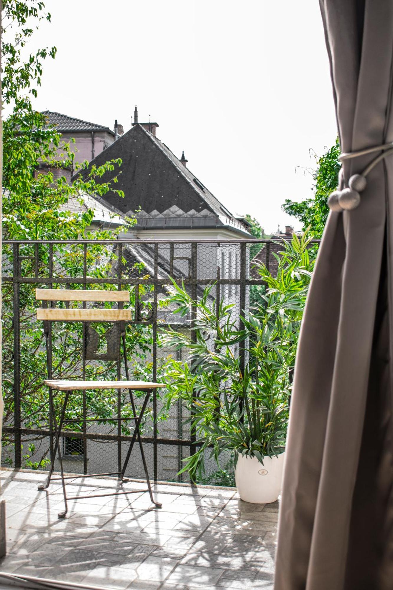 3 Room Apartment In The Beautiful Street Budapest Kültér fotó