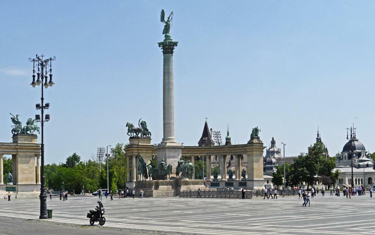 3 Room Apartment In The Beautiful Street Budapest Kültér fotó