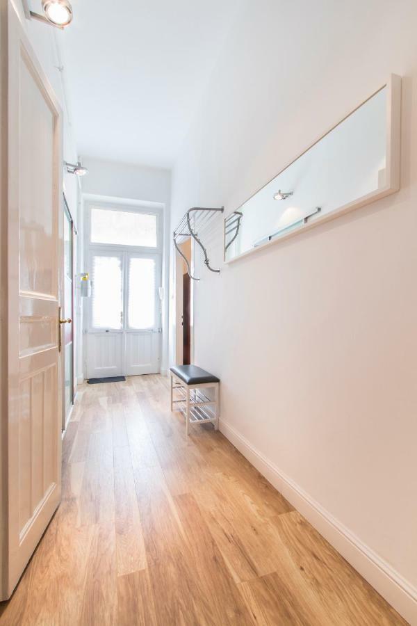 3 Room Apartment In The Beautiful Street Budapest Kültér fotó